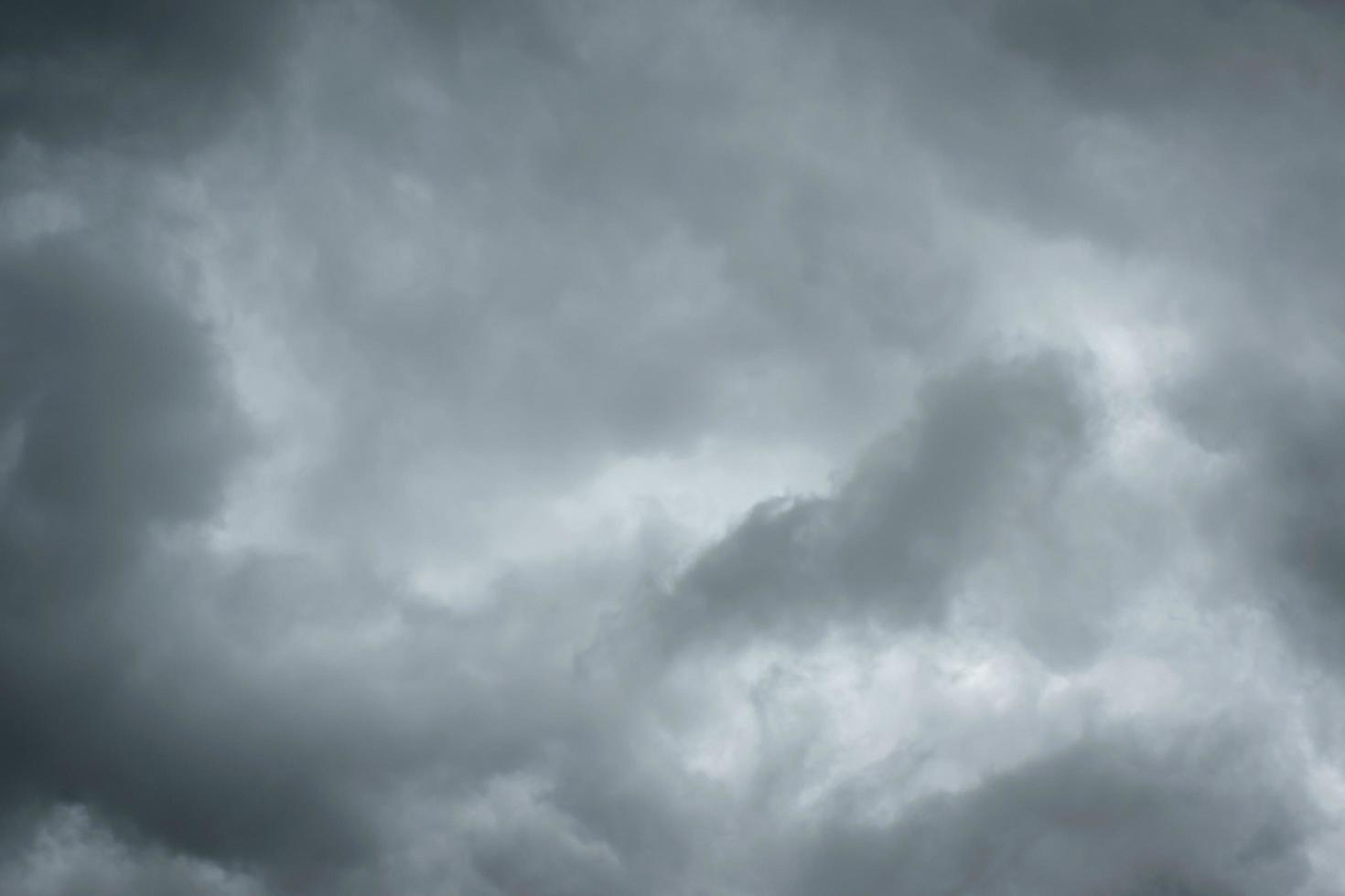 cielo scuro con temporale mentre piove. drammatiche nuvole nere prima della pioggia. foto