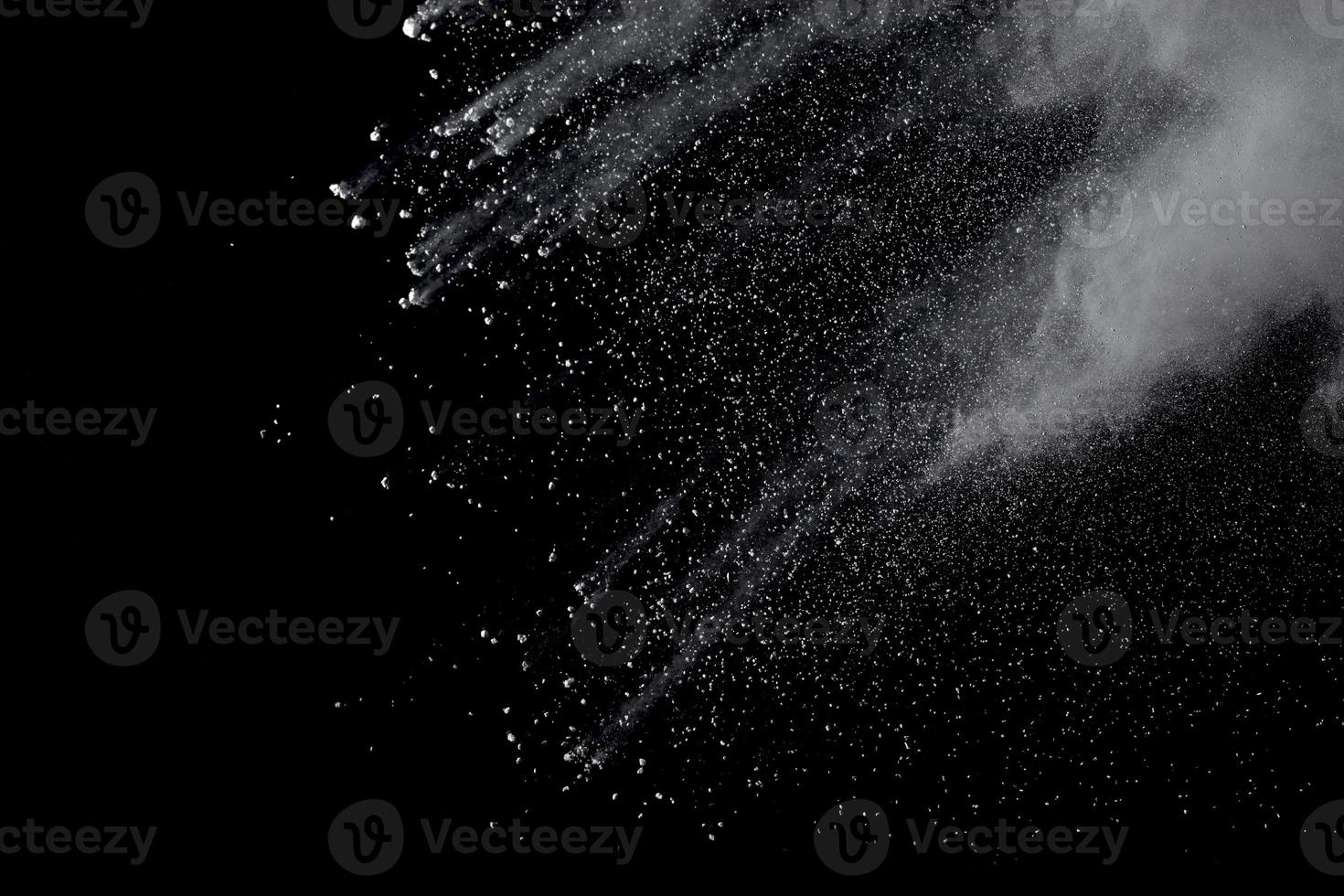 esplosione di polvere bianca isolata su sfondo nero. spruzzata di particelle di polvere bianca. foto
