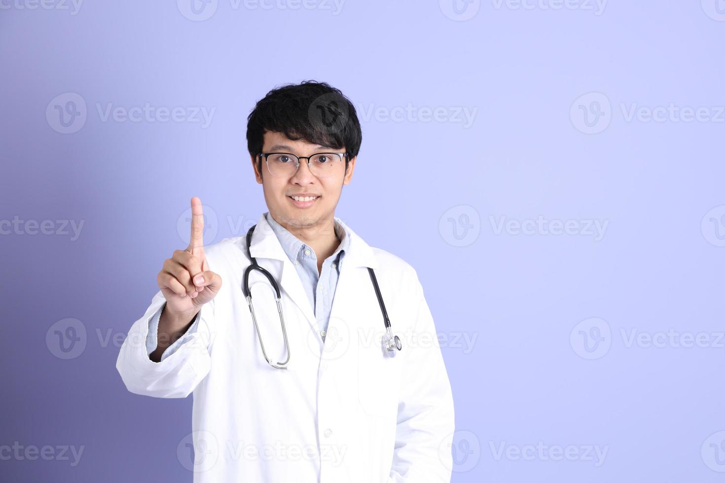 giovane medico asiatico foto