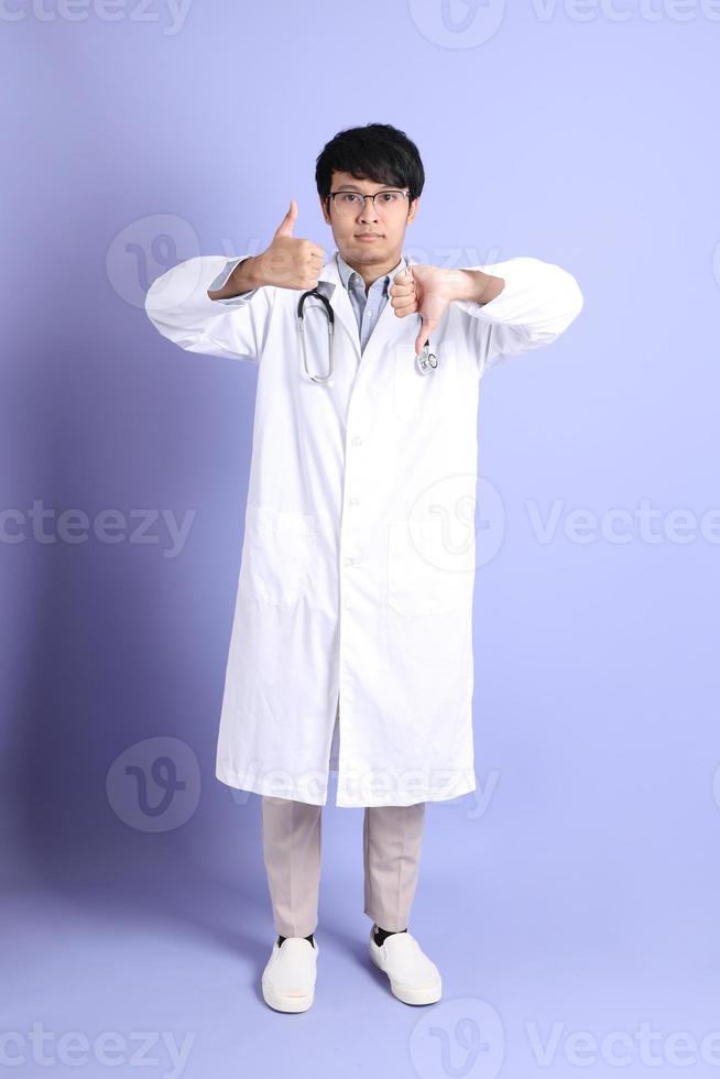 giovane medico asiatico foto