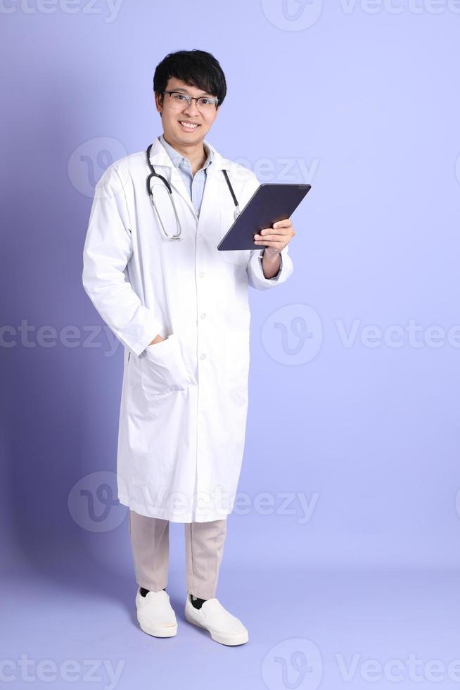 giovane medico asiatico foto