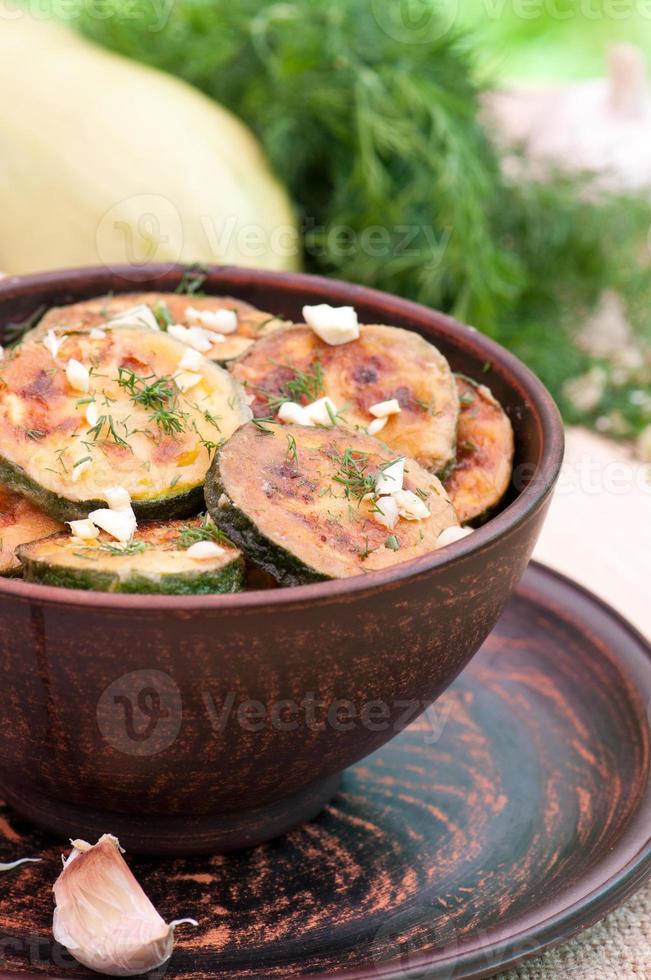 zucchine fritte in una vecchia ciotola di ceramica foto