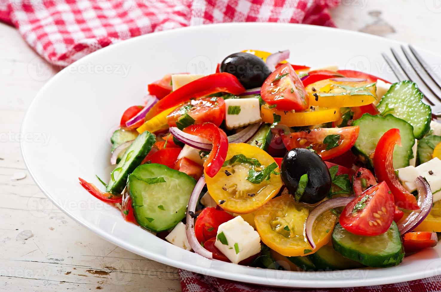 insalata greca con feta, pomodorini e olive nere foto