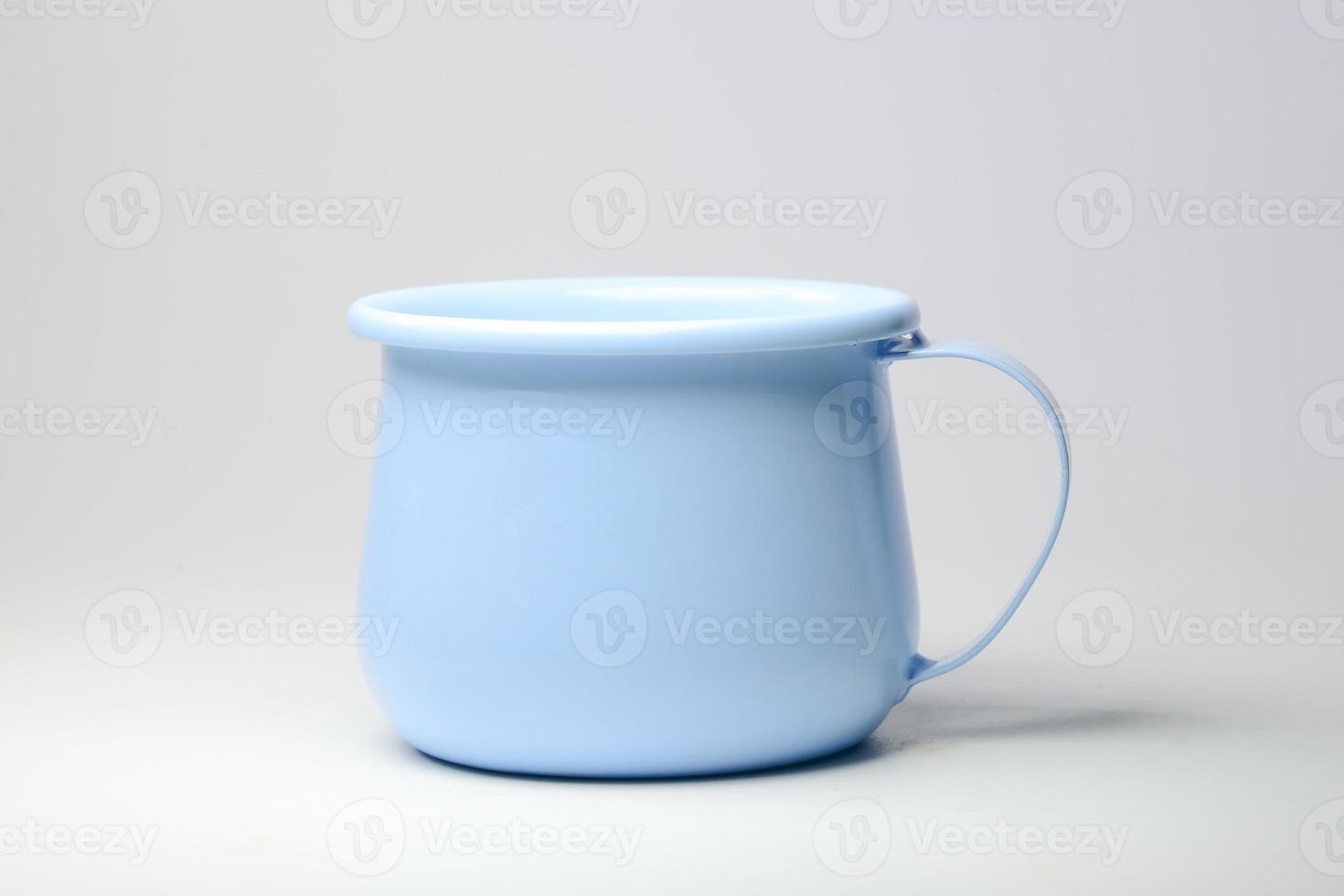 tazza di zinco su uno sfondo bianco mockup in bianco foto