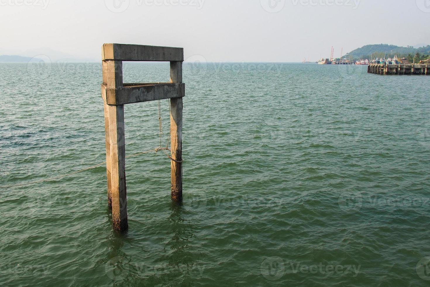 colonne che erano state esposte all'acqua di mare erose e acciaio arrugginito. foto