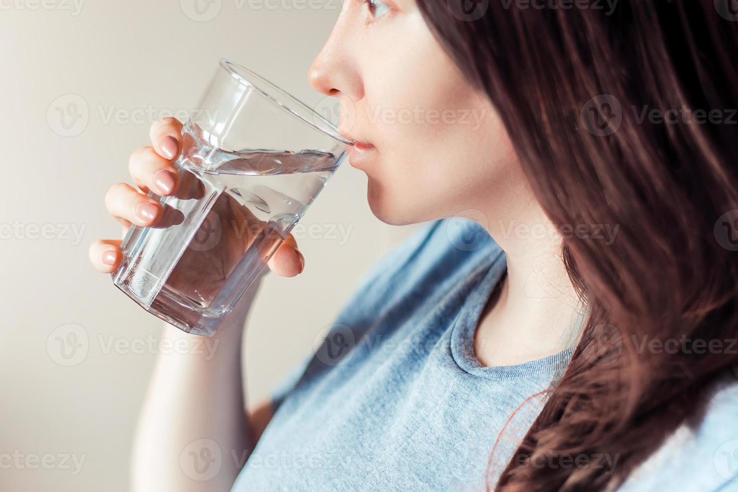 la donna beve acqua pulita. giornata Mondiale dell'acqua. concetto di assistenza sanitaria. dieta e detox, aumentano il metabolismo. foto