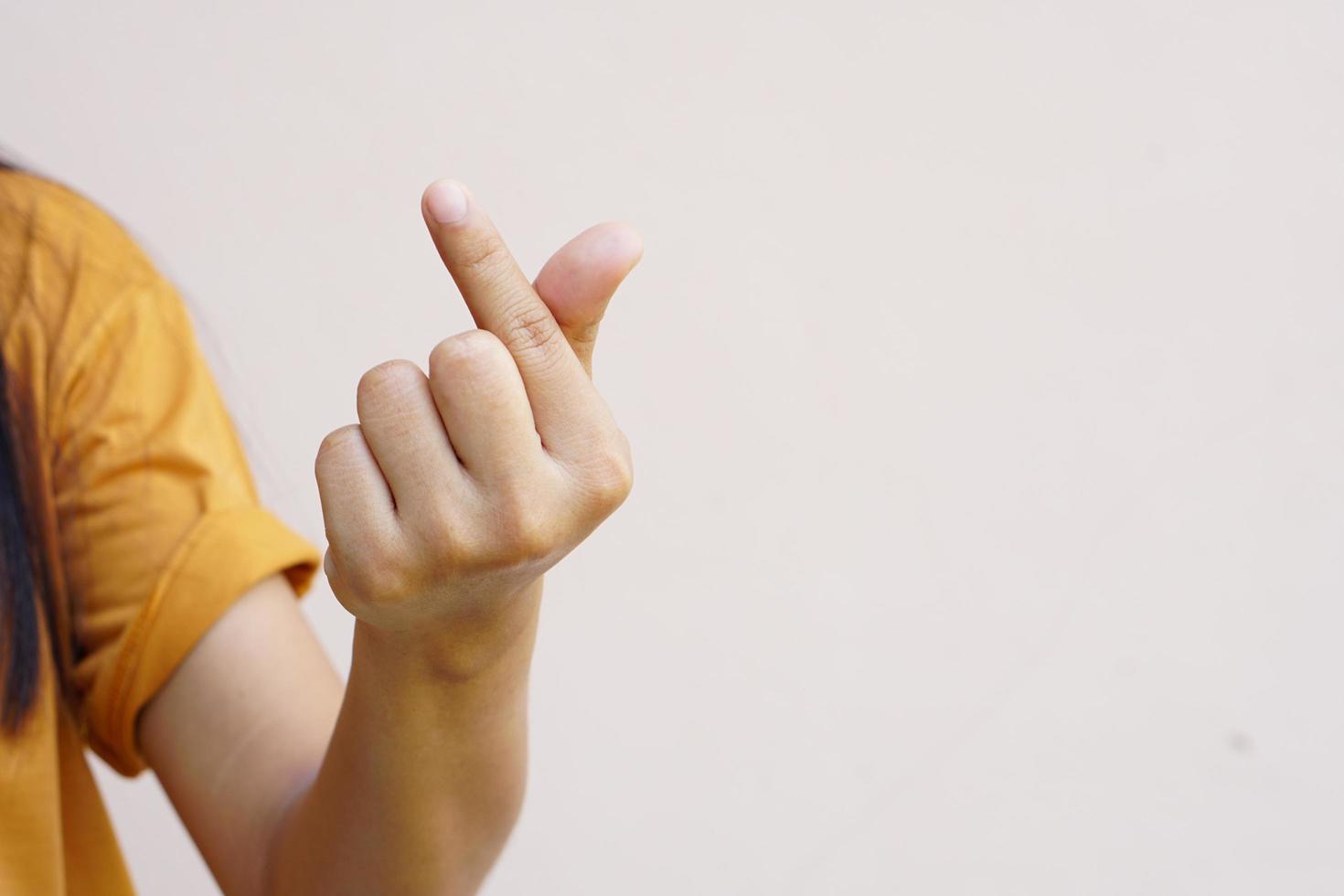 la mano della donna asiatica un piccolo simbolo del cuore foto