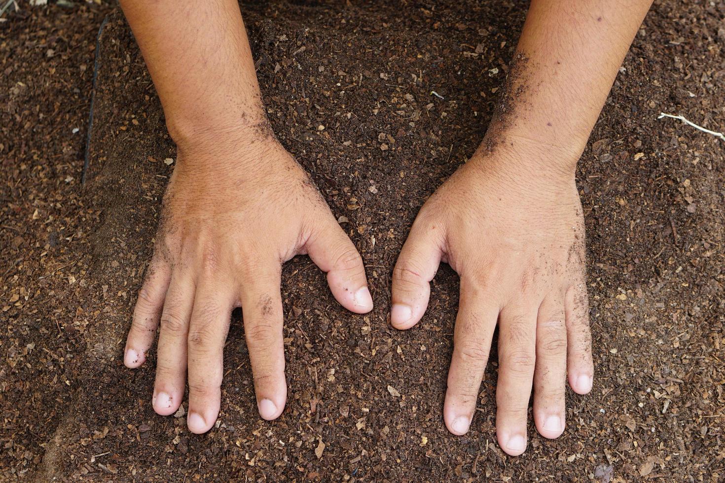 gli agricoltori mescolano il terreno per coltivare. fornisce i minerali di cui le piante hanno bisogno cresce velocemente e forte. foto