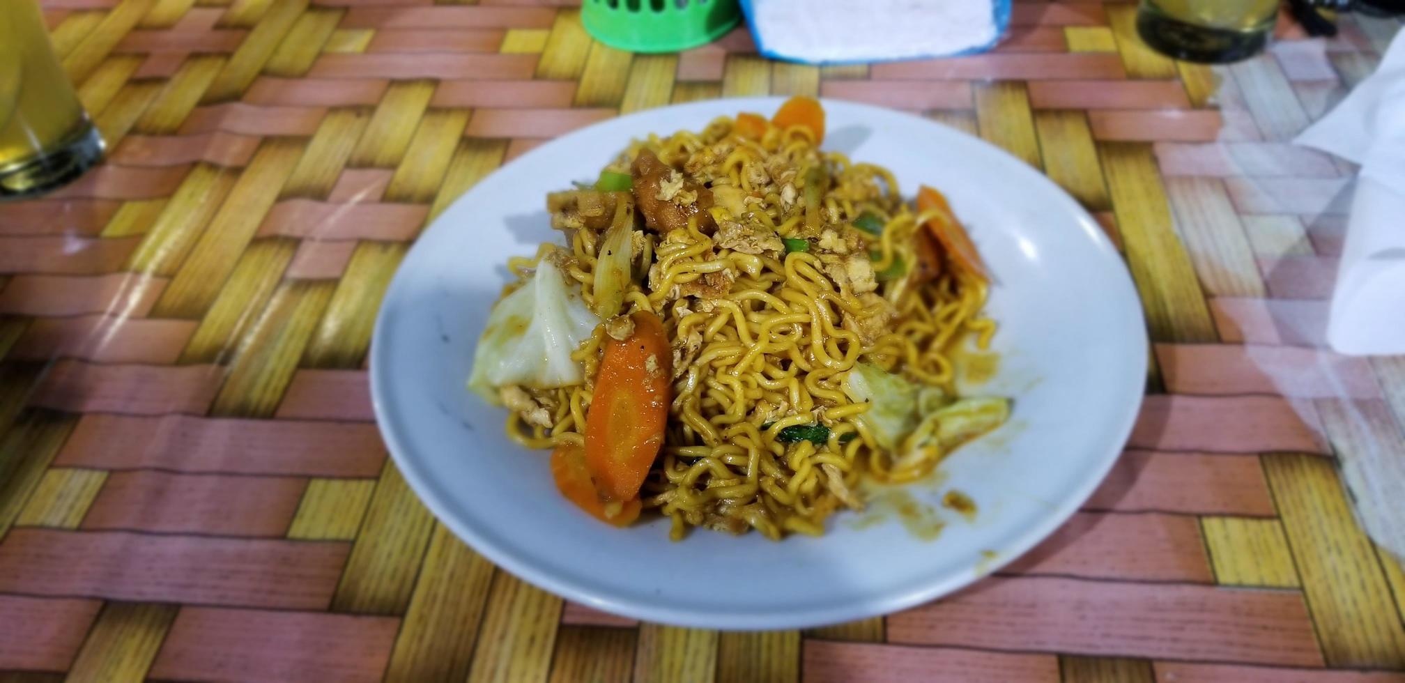 un piatto di tagliatelle fritte con verdure foto