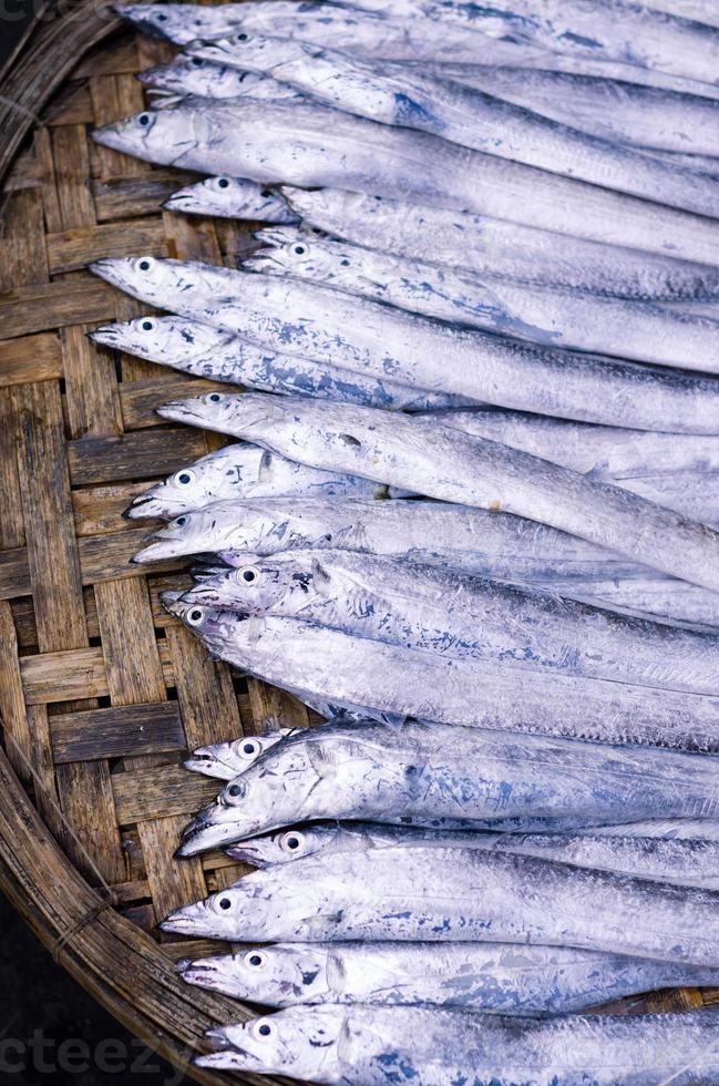 pesce fresco sul mercato di strada asiatico foto