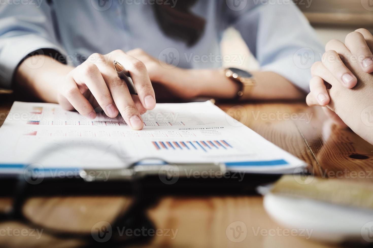 i consulenti dell'azienda stanno indicando i piani in una riunione per formulare un piano per rivitalizzare l'attività dell'azienda. foto