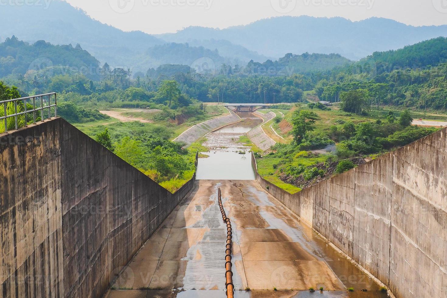canali di drenaggio di grandi dighe nella stagione secca la carenza d'acqua. concetto di gestione delle risorse idriche foto