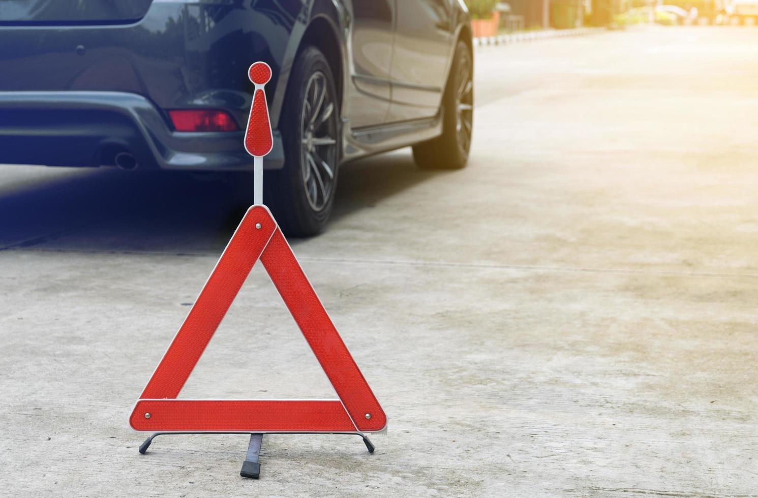 segno di auto rotta su una strada con un'auto in panne foto