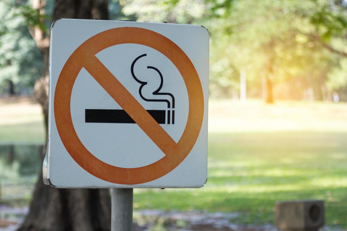 cartello in metallo vietato fumare nel parco. foto