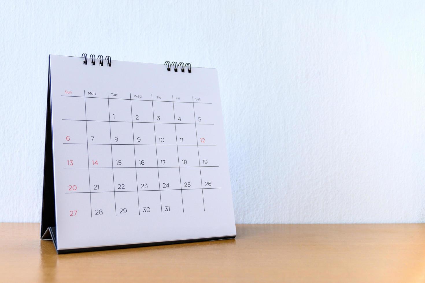 calendario generico con giorni su tavola di legno foto