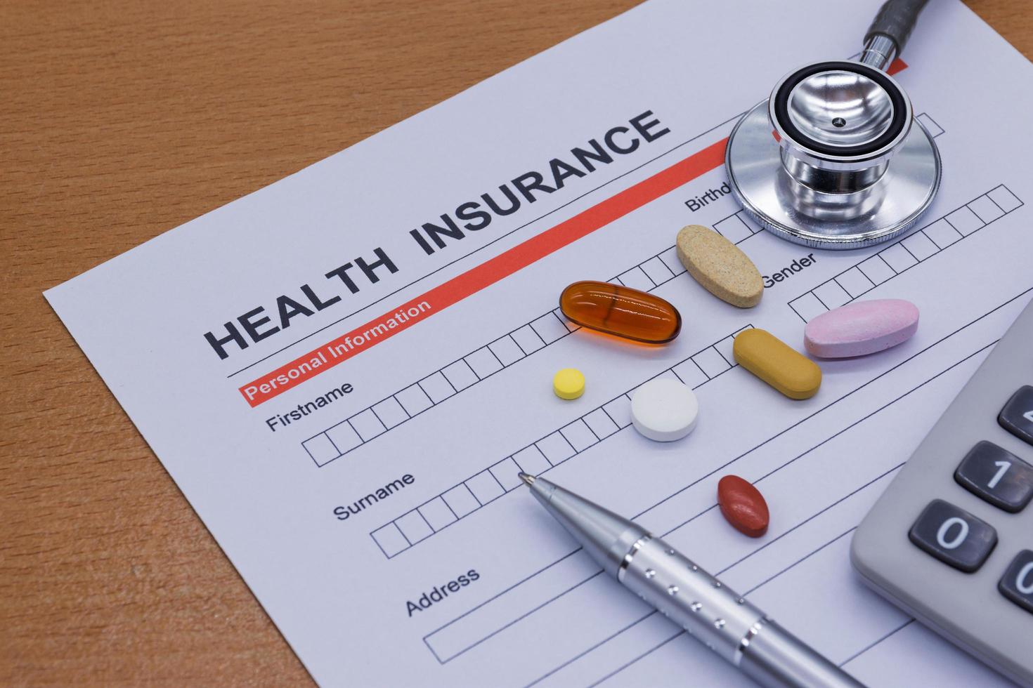 documenti di assicurazione sanitaria, medicina, stetoscopio. concetto di richiesta di assicurazione sanitaria. foto