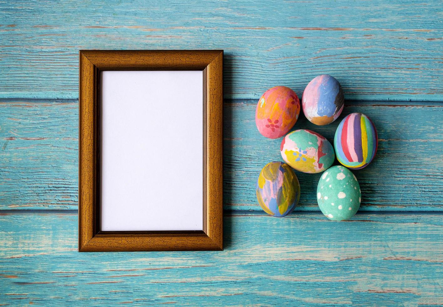 cornice e uova di Pasqua colorate. concetto di vacanze festive di pasqua. foto