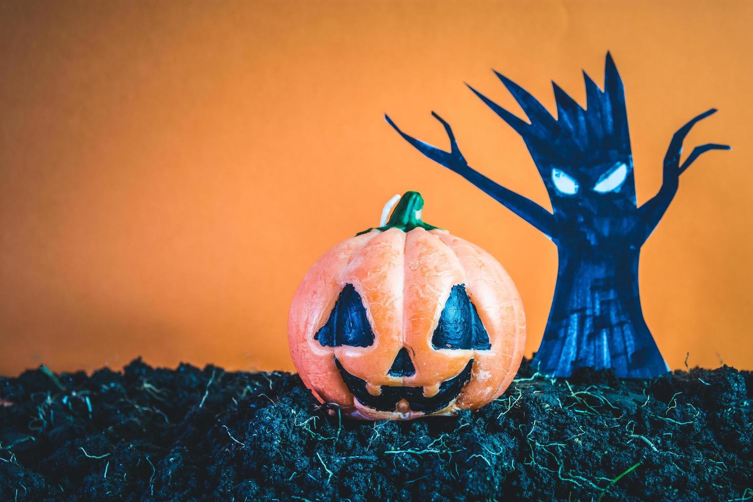 zucche di Halloween sul suolo foto