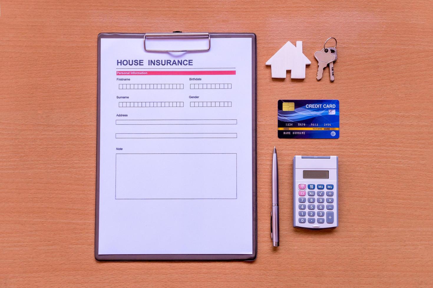 modulo assicurazione casa con modello e documento di polizza foto