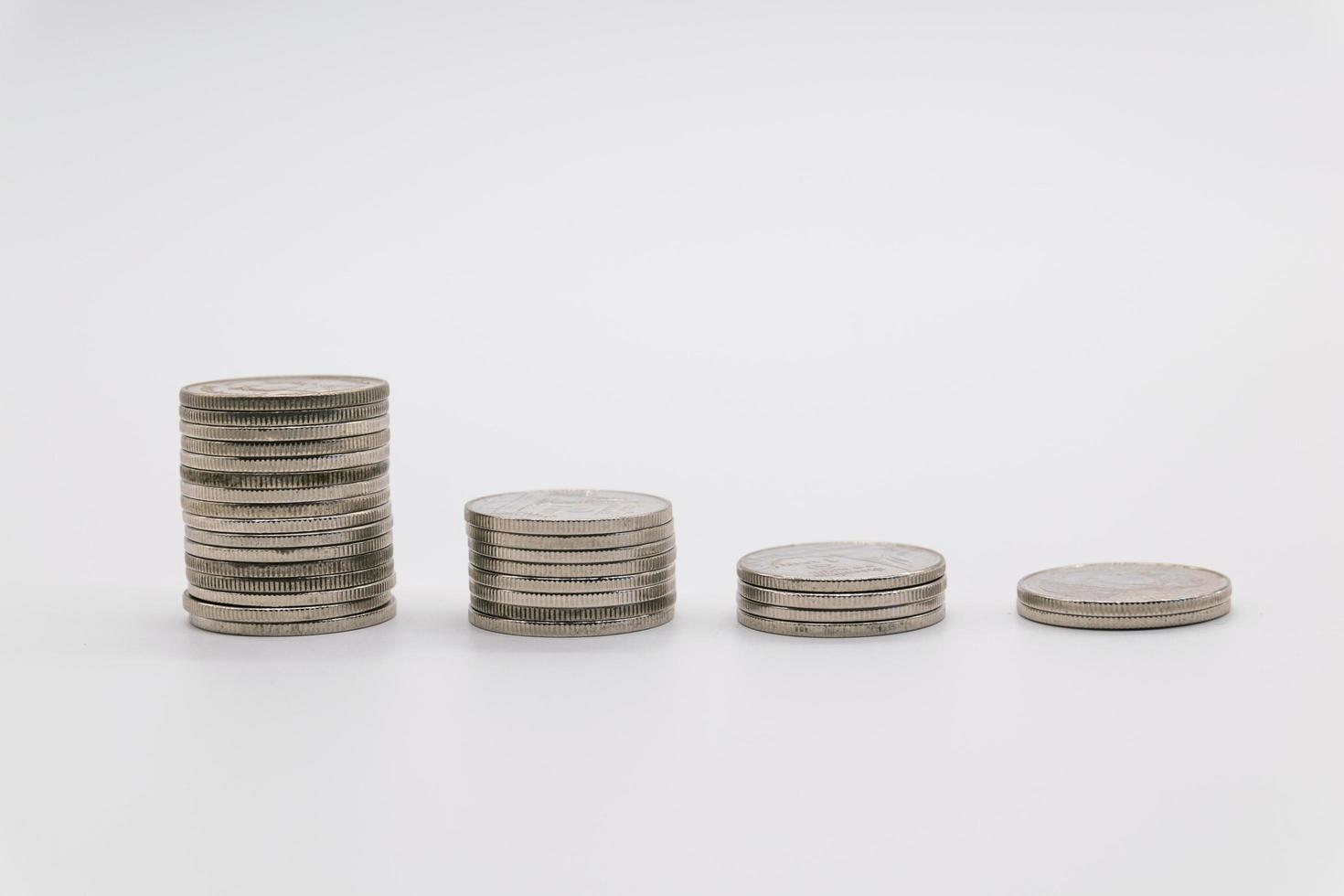 monete impilate su sfondo bianco foto