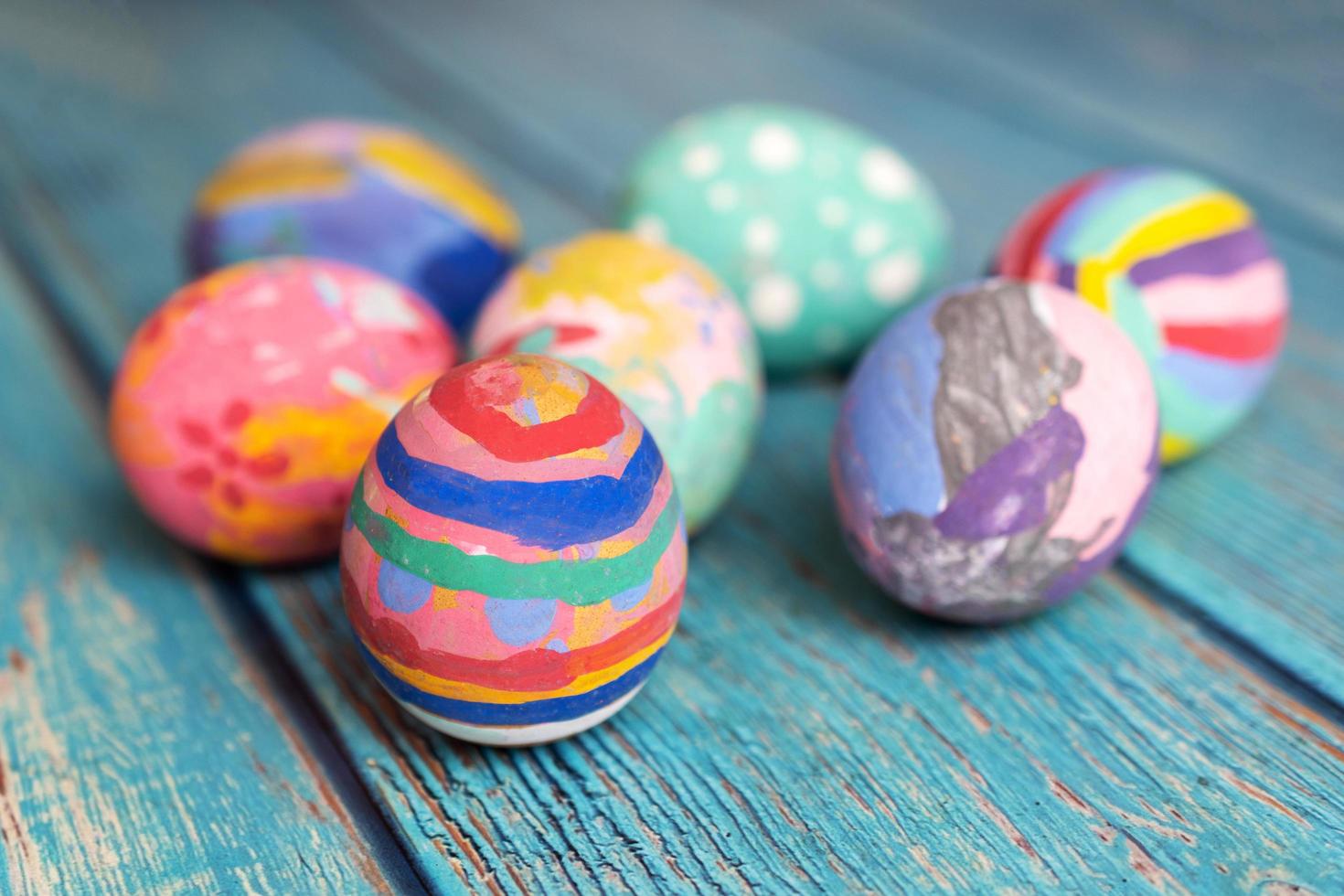 uova di Pasqua colorate sul tavolo. concetto di vacanze festive di pasqua. foto