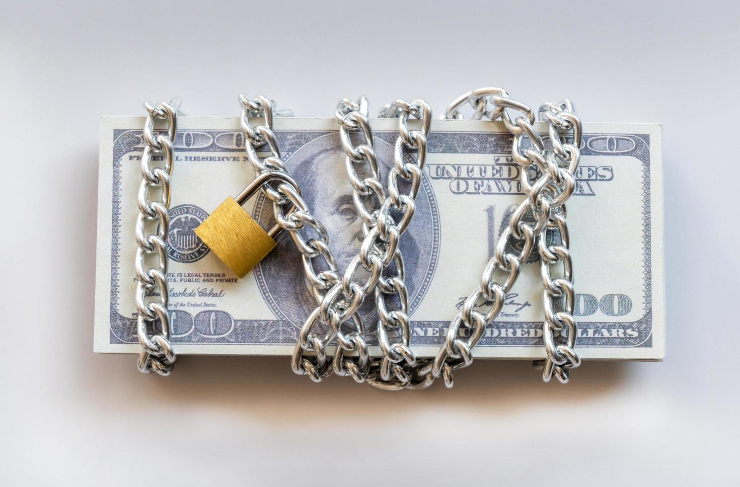banconote da un dollaro con catena e lucchetto, denaro di sicurezza e concetto di investimento. foto
