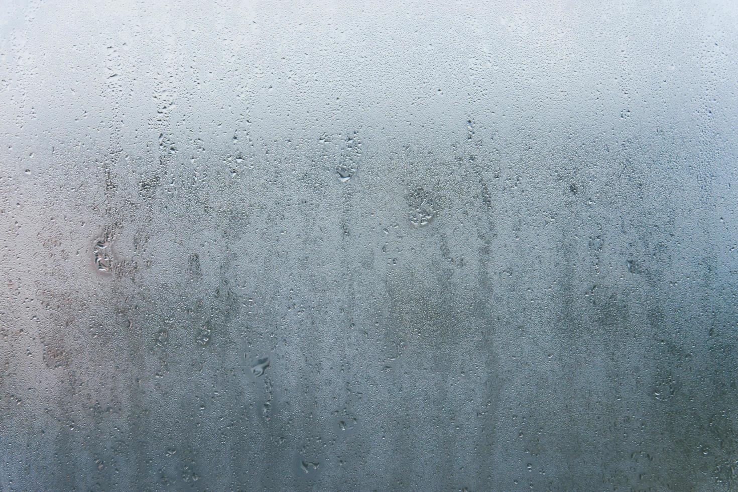 gocce d'acqua sul vetro della finestra foto