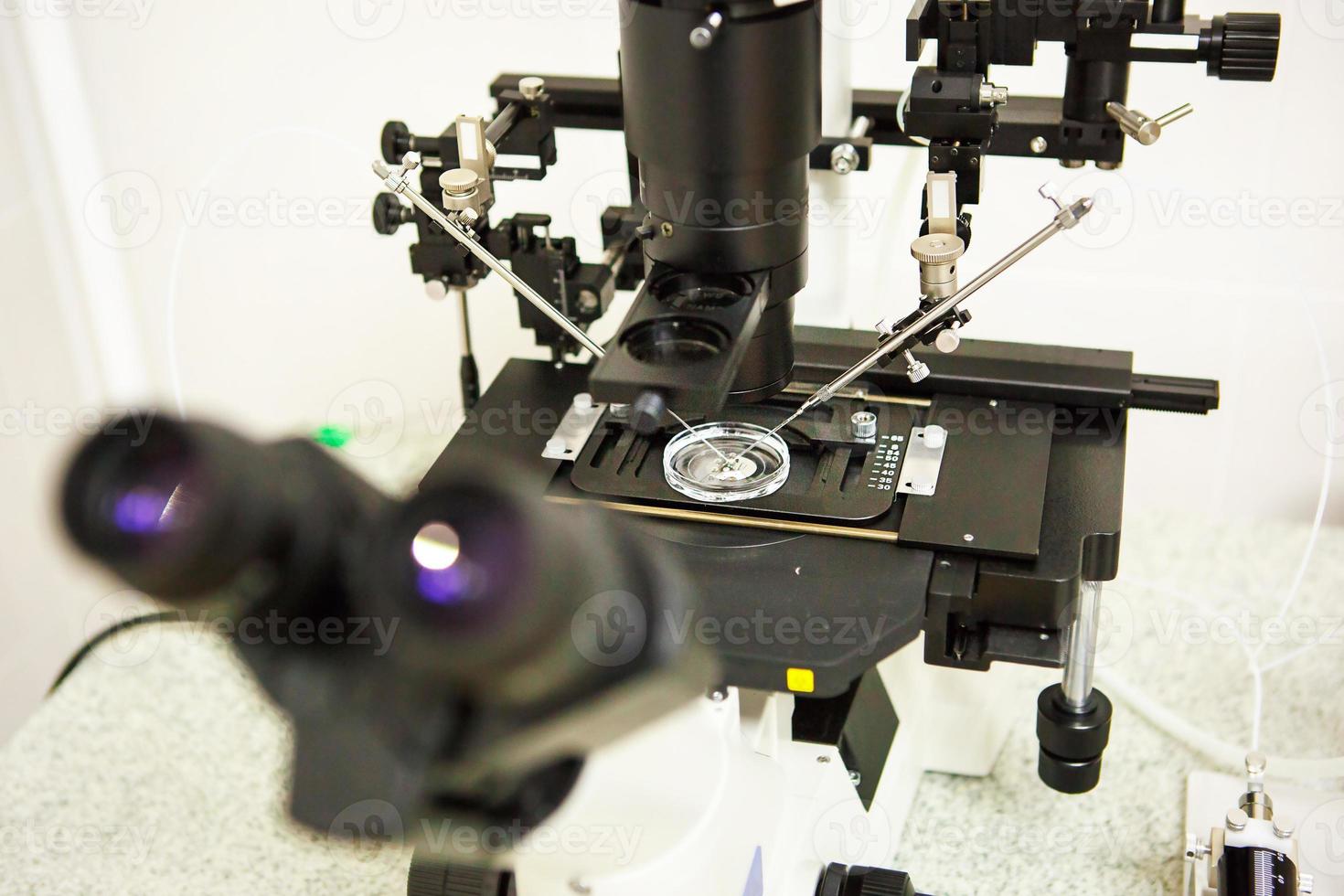 microscopio e attrezzatura ottica nel laboratorio della clinica di inseminazione artificiale. l'invenzione del vaccino, ivf. test, fecondazione dell'uovo. foto
