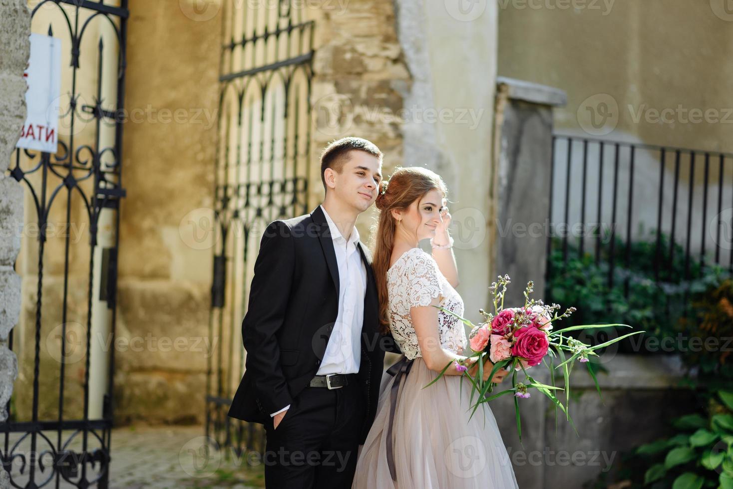 affettuosa coppia giovane che si abbraccia guardandosi foto