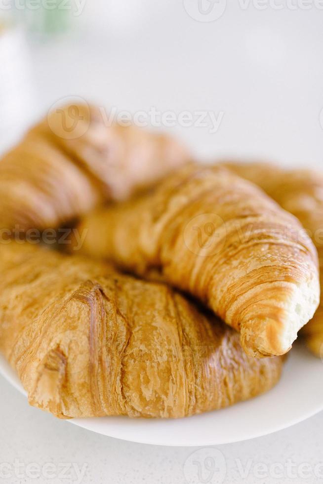 croissant fresco su sfondo bianco. spazio di copia vista dall'alto foto