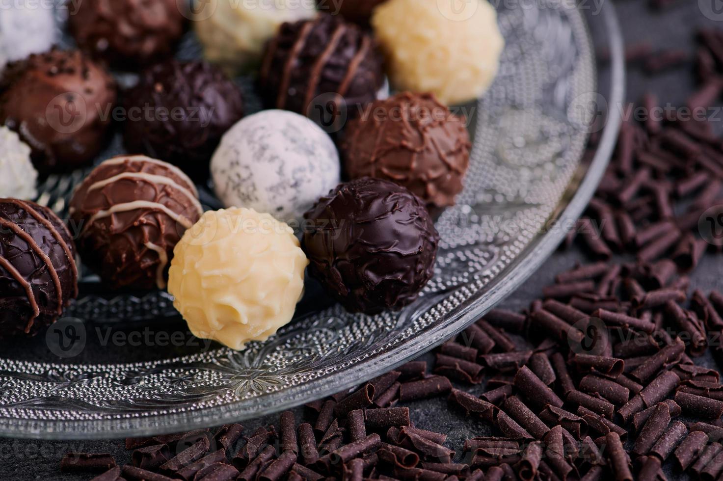 piatto di vetro con tartufi di cioccolato foto