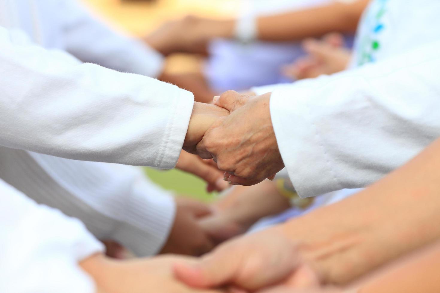 team building nel business per l'unità e il pieno supporto della cooperazione con la diversità del personale per condividere un buon potere e migliorare l'empatia, la simpatia, le relazioni e l'attività rompighiaccio foto