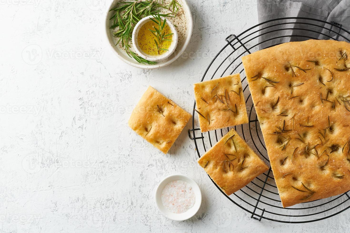 focaccia, pizza, focaccia italiana con rosmarino e olio d'oliva su griglia foto