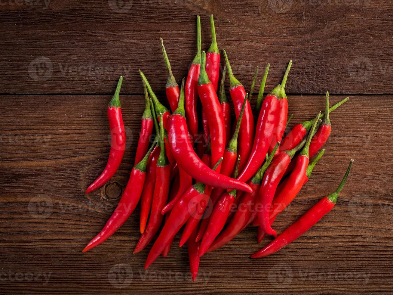 peperoncino rosso su fondo di legno scuro, vista dall'alto. foto