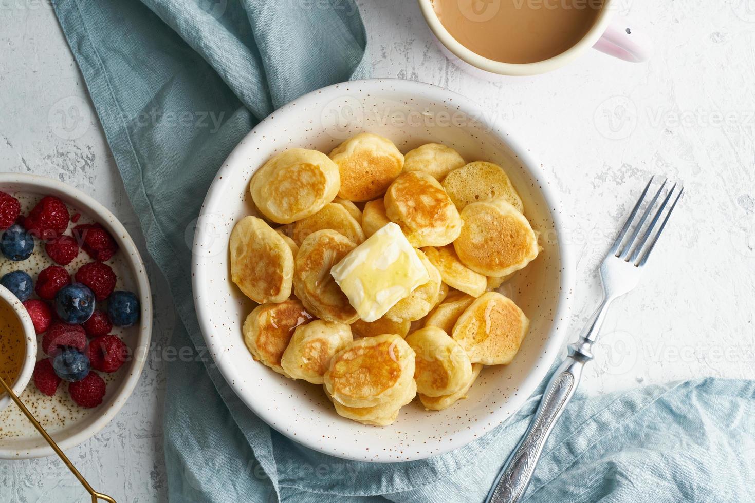 frittelle di cereali, piccola focaccina sottile e divertente, cibo per bambini. colazione con bevanda foto