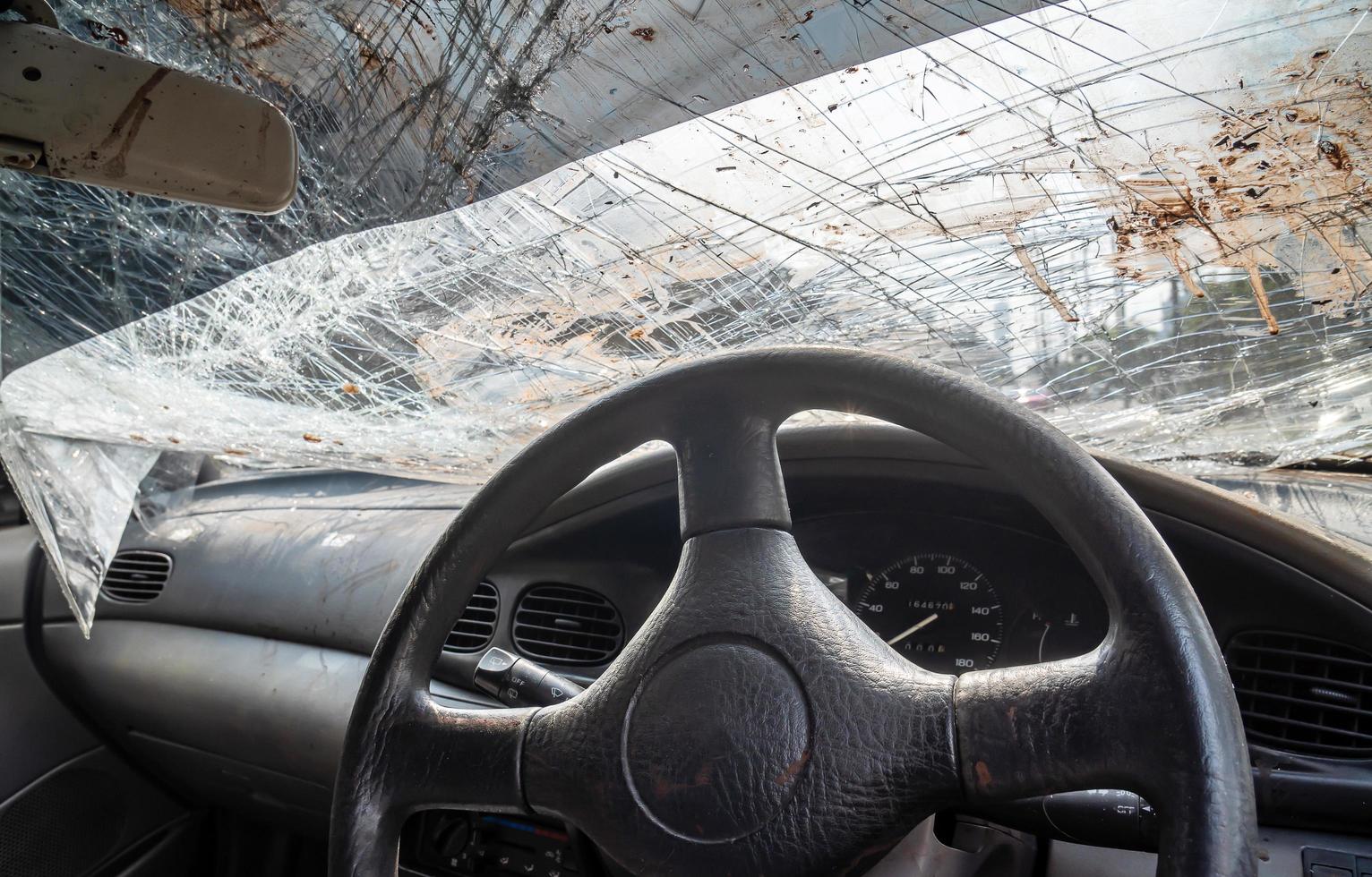 primo piano in macchina con volante rotto, incidente d'auto, messa a fuoco selettiva foto