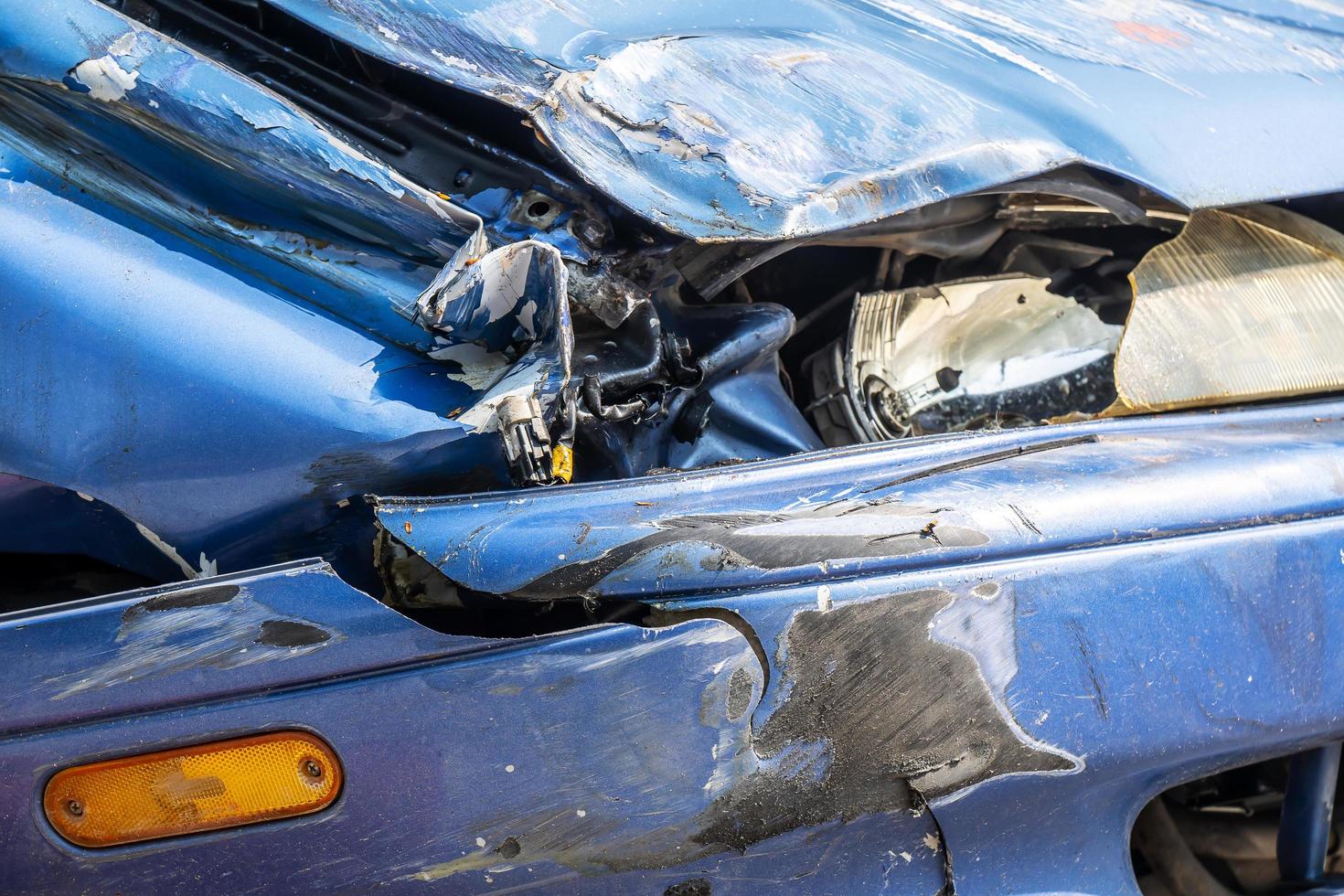 incidente d'auto sulla strada, automobili danneggiate dopo la collisione in città foto