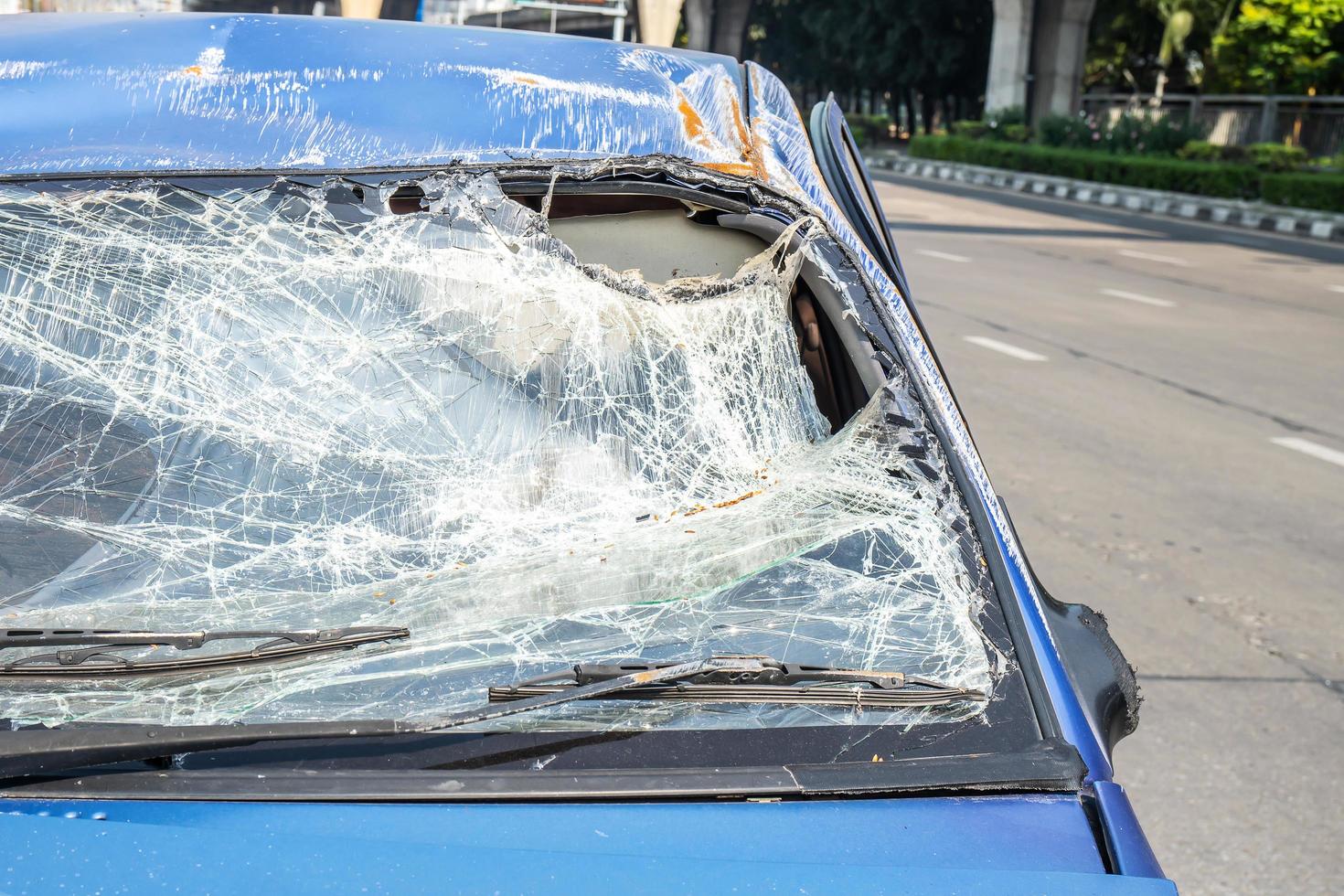 primo piano di auto con parabrezza rotto, incidente d'auto, messa a fuoco selettiva foto