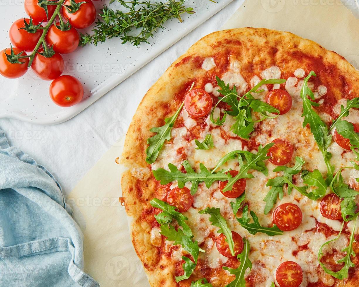 parte dell'impasto della pizza casalinga italiana rustica margherita foto