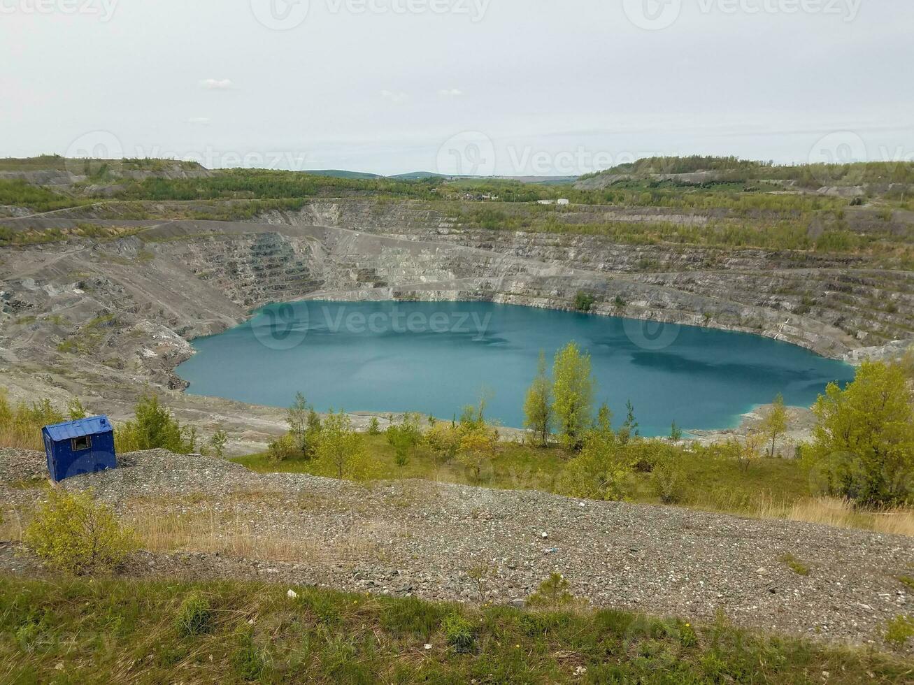 grande lago blu intenso dove è stato estratto l'amianto in Canada foto