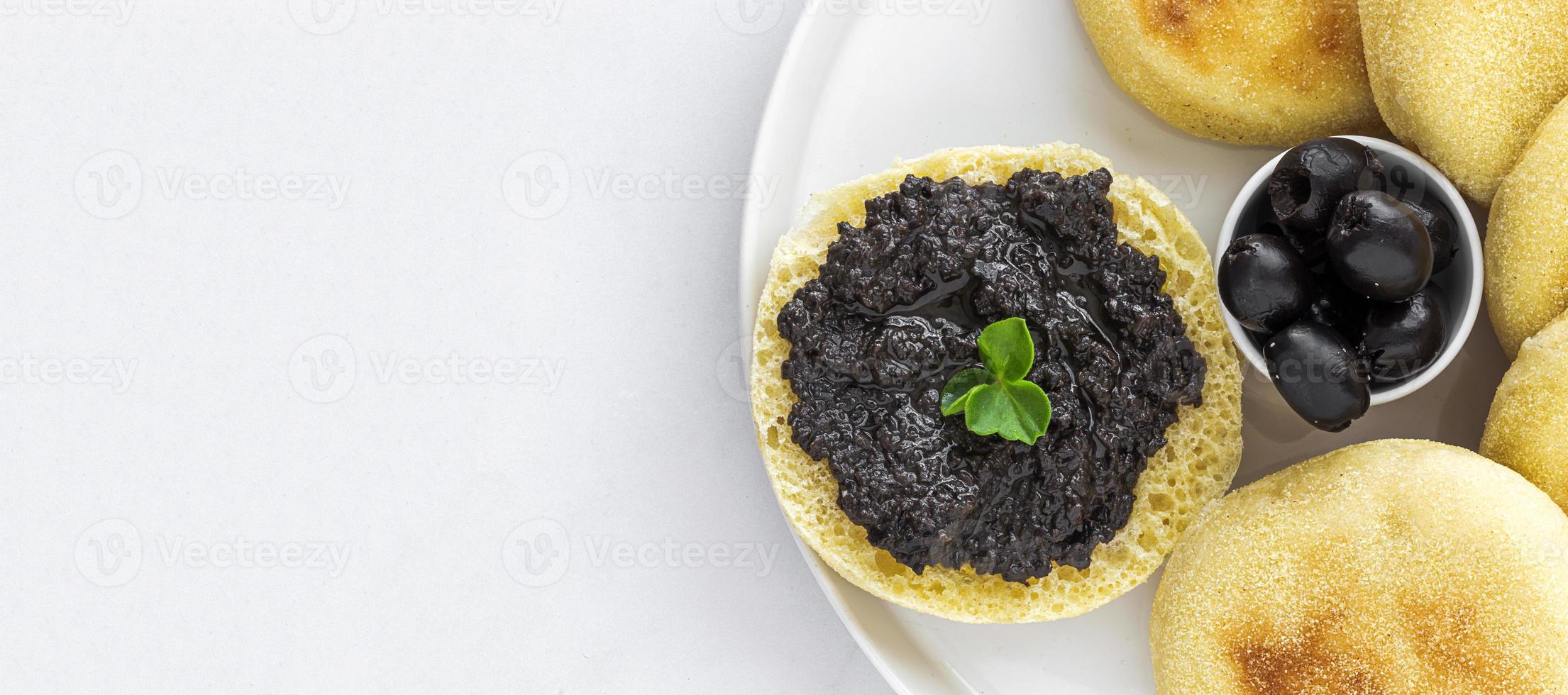 frittelle di pane di semola di harcha fatte in casa con purè di olive foto