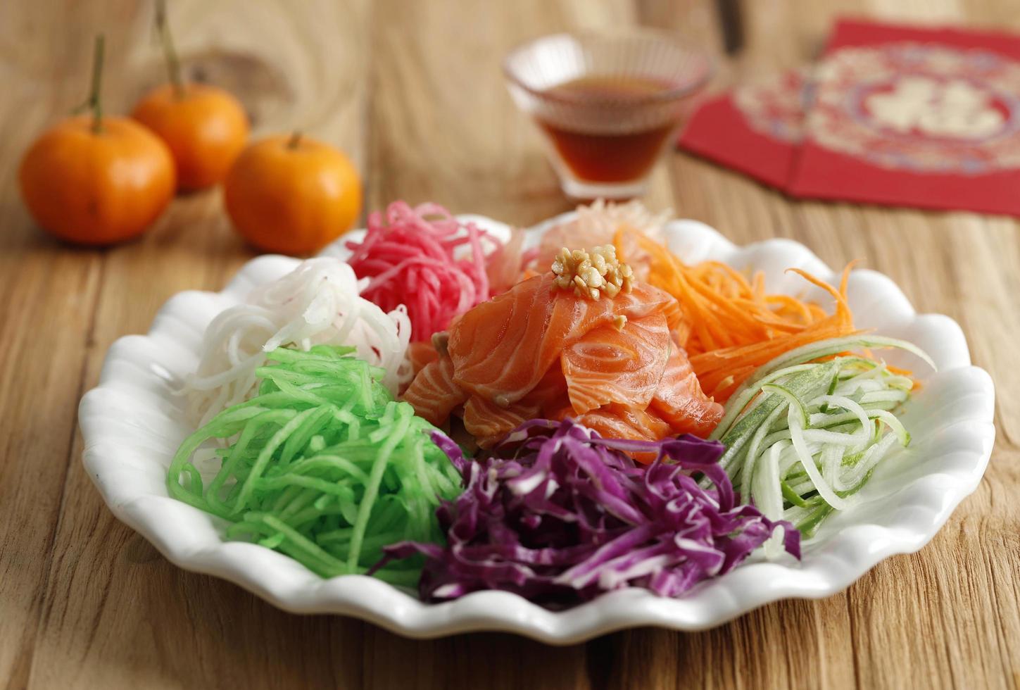 sushi giapponese yu sheng. lancio della prosperità del salmone del capodanno cinese foto
