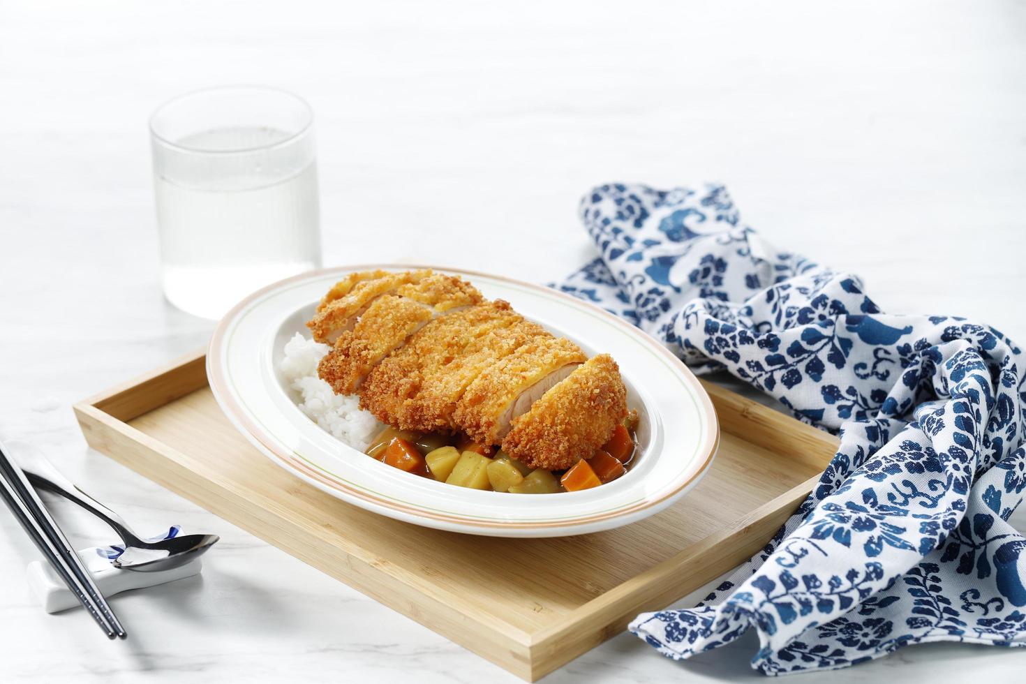 riso giapponese con curry e cotoletta di maiale o pollo foto