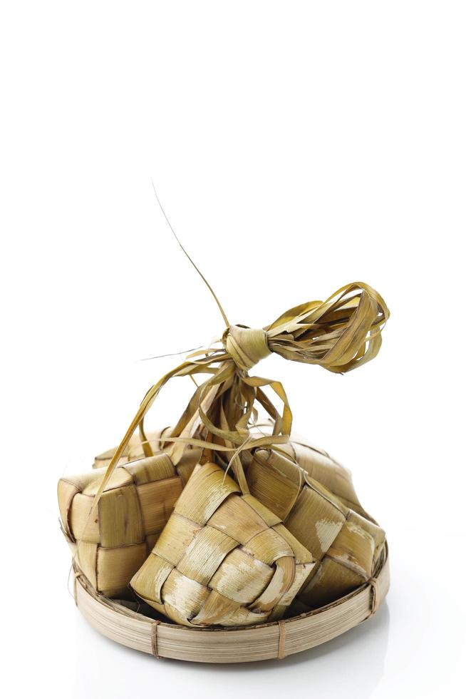 piatto speciale di gnocchi di riso ketupat servito a eid mubarak.su sfondo bianco. ketupat è un involucro di riso naturale a base di giovani foglie di cocco per la cottura del riso durante eid mubarak, ied al fitr foto