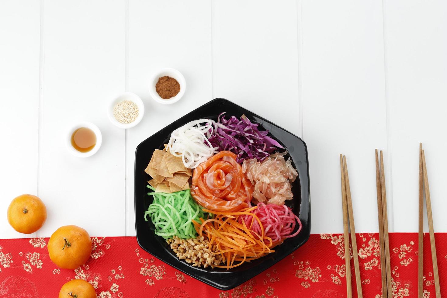 yusheng, yee sang o yuu sahng, o lancio della prosperità o lo sahng. foto