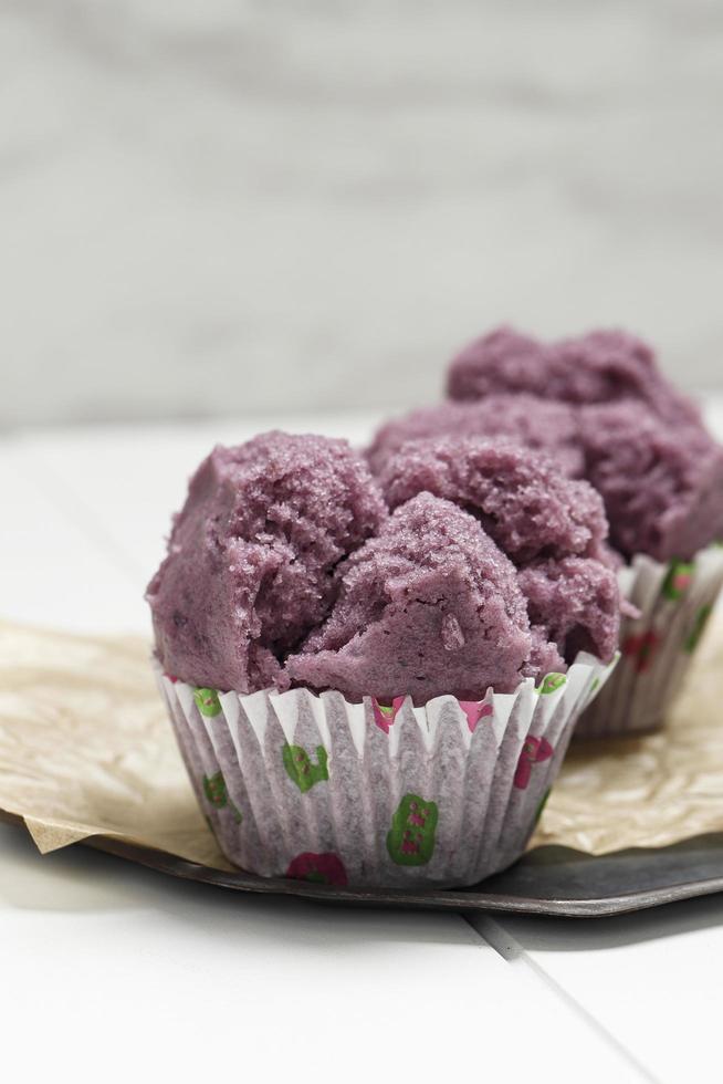 Pan di Spagna al vapore tradizionale indonesiano chiamato kue apem o kue mangkok foto