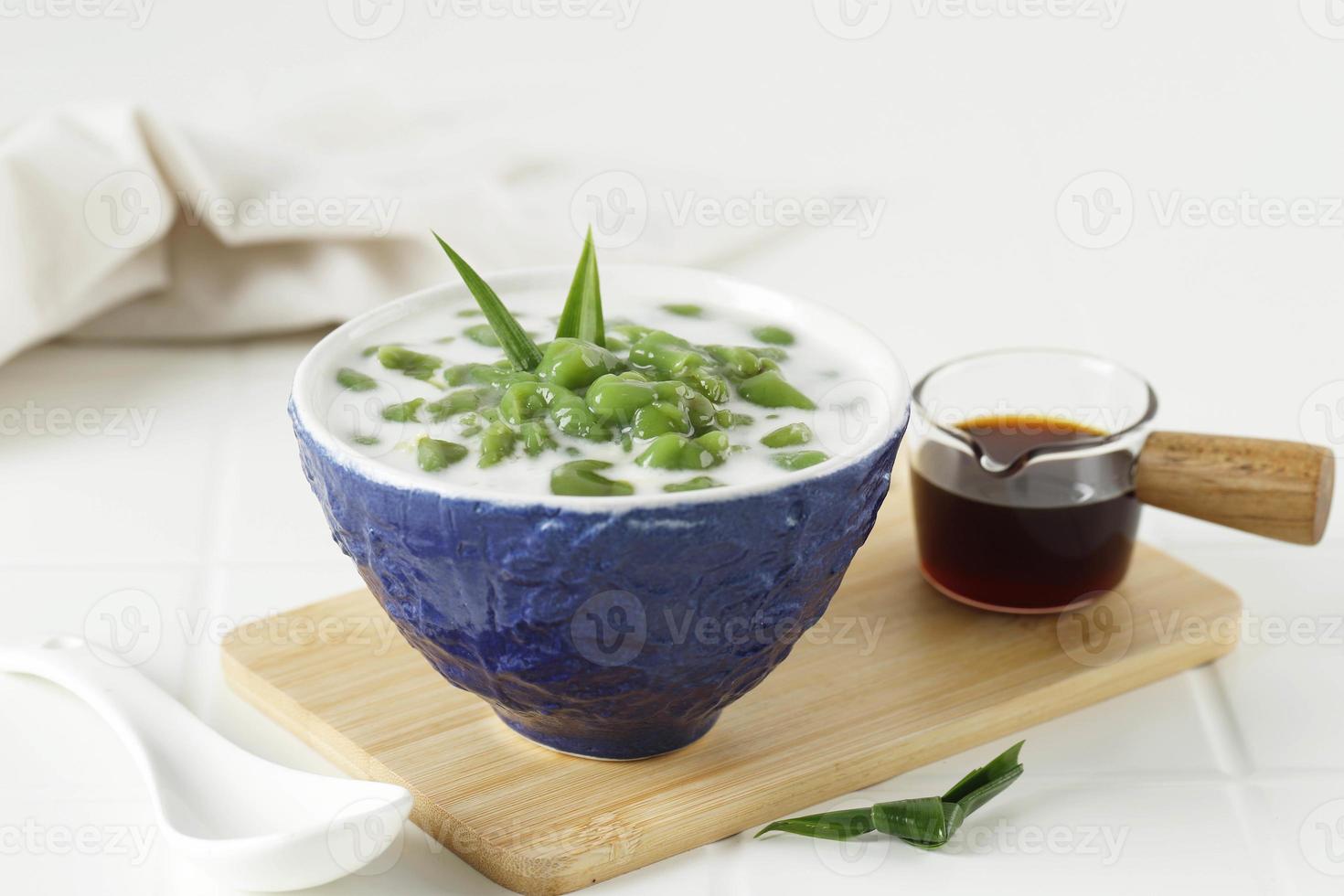 es cendol con zucchero di palma liquido e latte di cocco foto