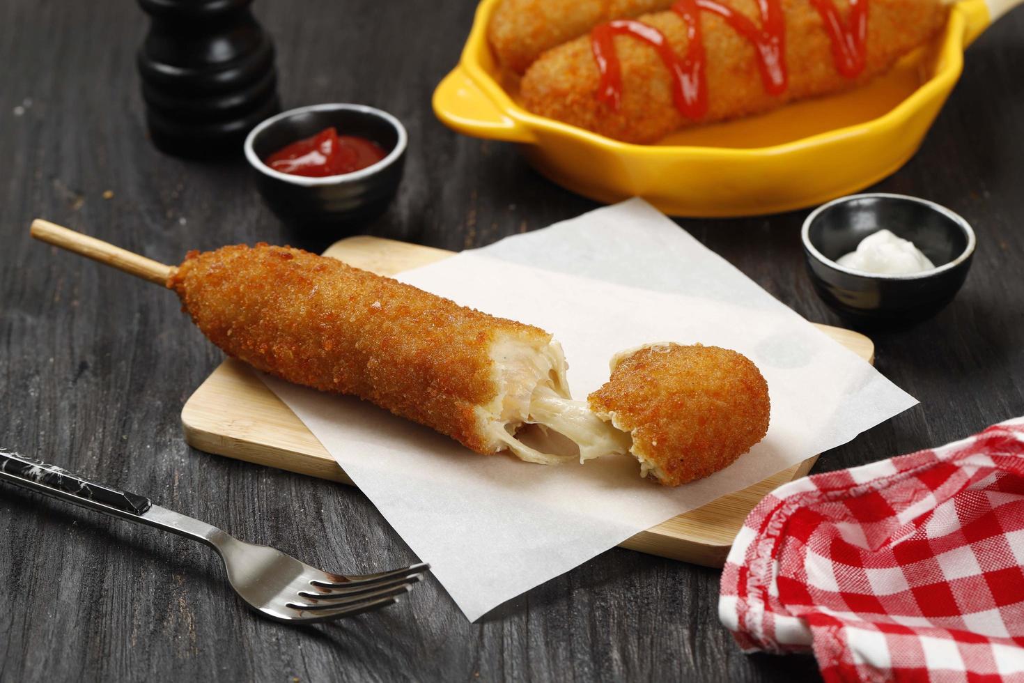 mozzarella corndog con salsa di pomodoro, popolare street food coreano e americano foto