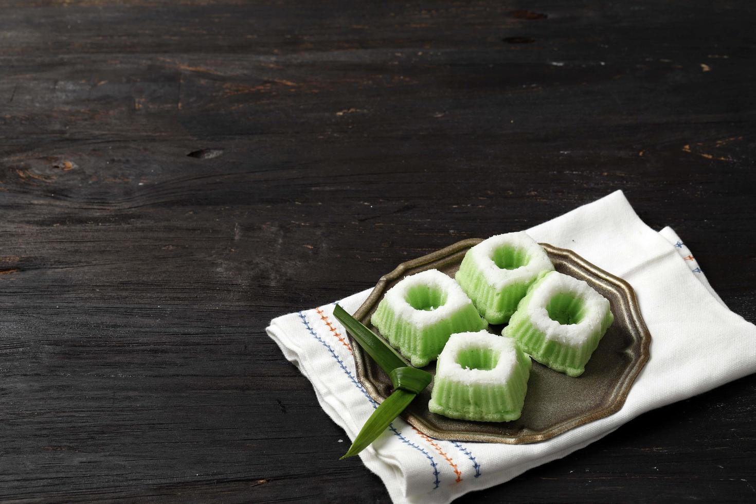 kue putu ayu, jajan pasar tradizionale indonesiano a base di farina cotta al vapore e cocco grattugiato. foto