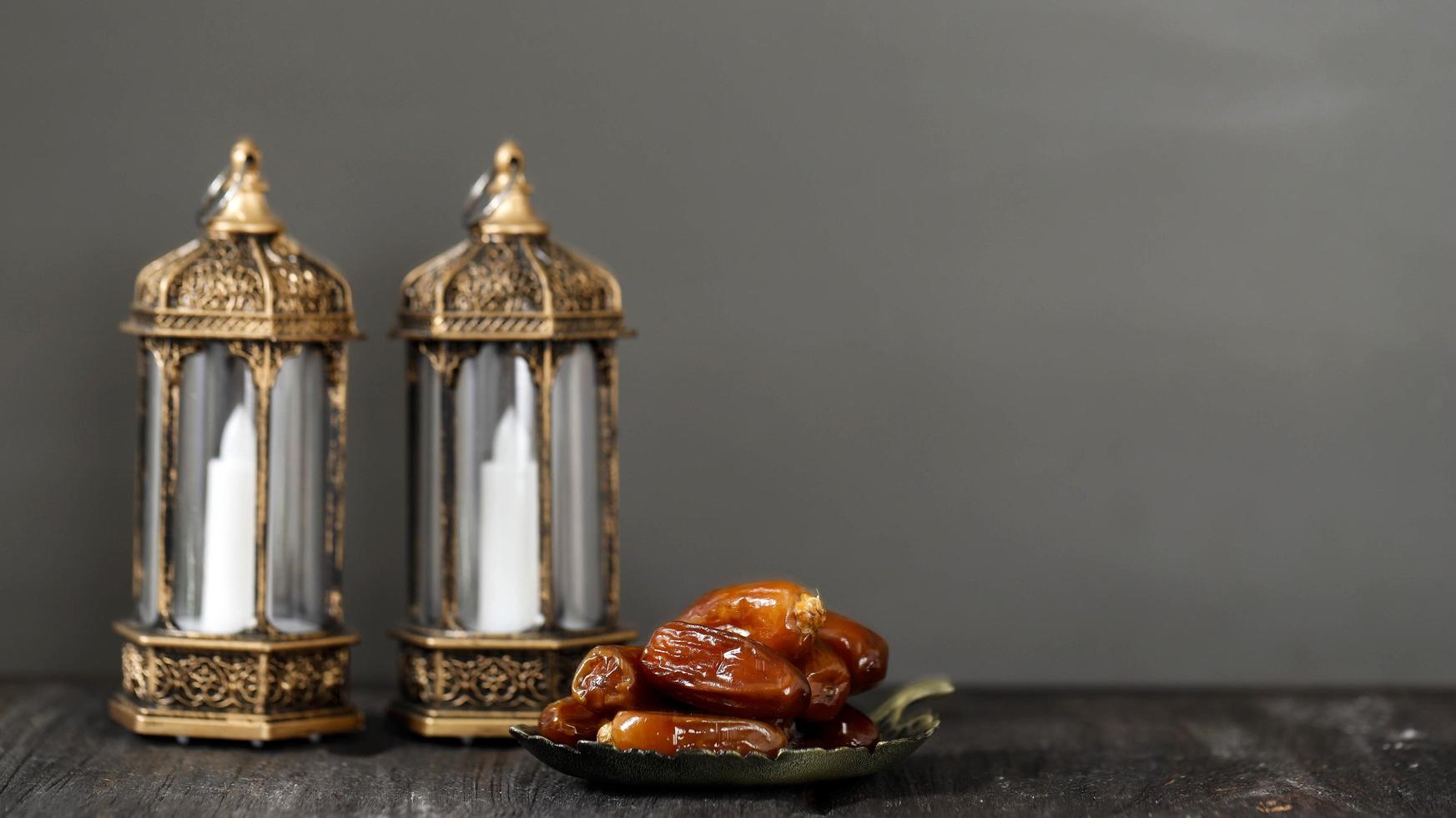 lanterna e datteri su tavola di legno. concetto di celebrazione delle vacanze del ramadan kareem foto